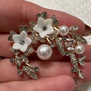 Elegant Brooch w/White Flowers, White Pearls & Crystals in Gold Tone Setting NEW
